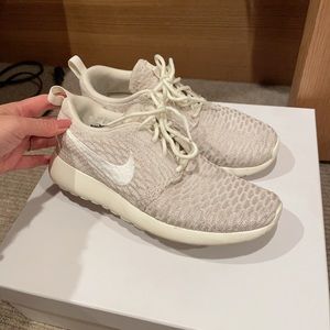 Nike woman sneaker size US 6